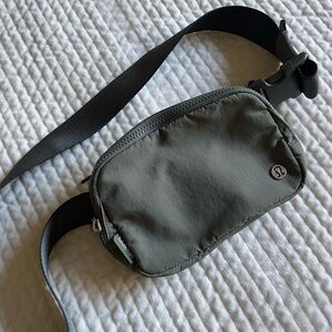 lululemon Everywhere belt bag 1L